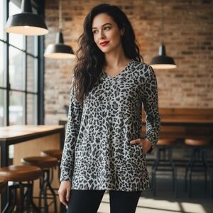 NWOT Ellen Tracy Gray Leopard Long Sleeve Tunic Top with Pockets